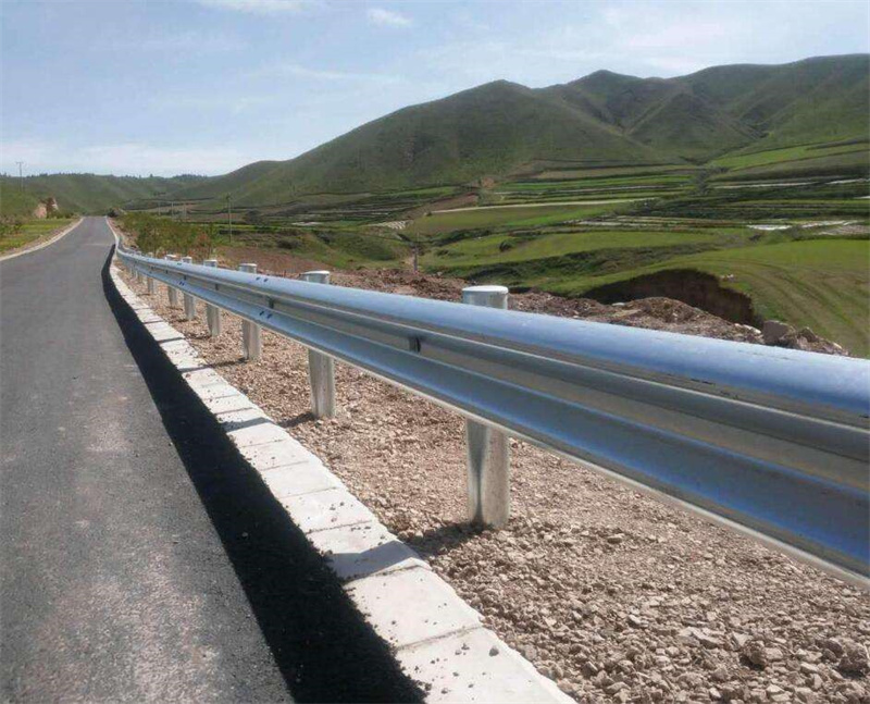 高速公路波形护栏的优势以及弯道设计安装